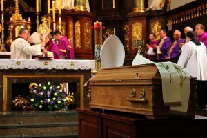 Uroczystości pogrzebowe księdza infułata Władysława Bochnaka (8)