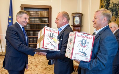 Ponad pół miliona podpisów Polaków popierających projekt Ustawy o ograniczeniu handlu w niedziele!