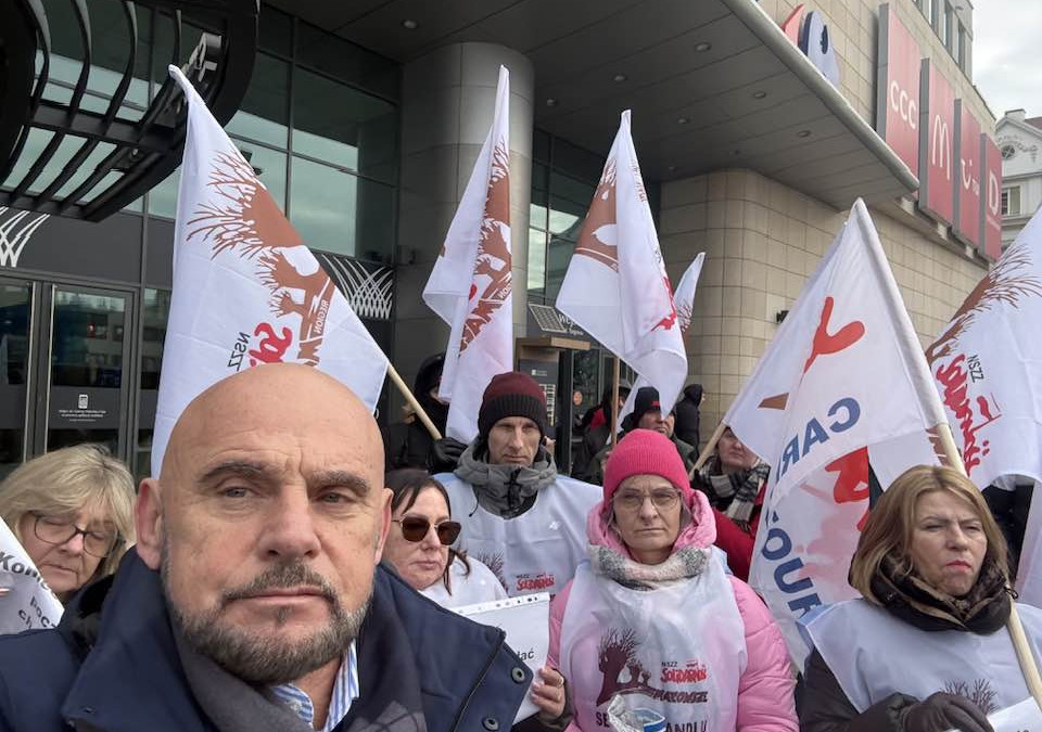 Pracownicy zwalniani z Carrefour domagają się godnych odpraw