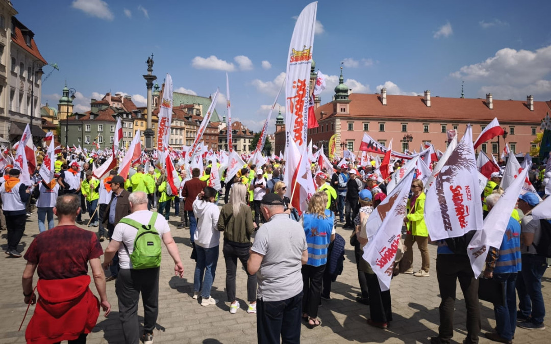Tysiące ludzi przeszły ulicami Warszawy domagając się referendum. Senat ich nie posłuchał