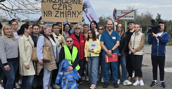 Pikieta przed siedzibą Starostwa Powiatowego w Przasnyszu