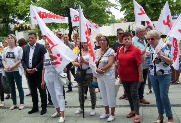 Pracownicy ochrony zdrowia domagają się podwyżek