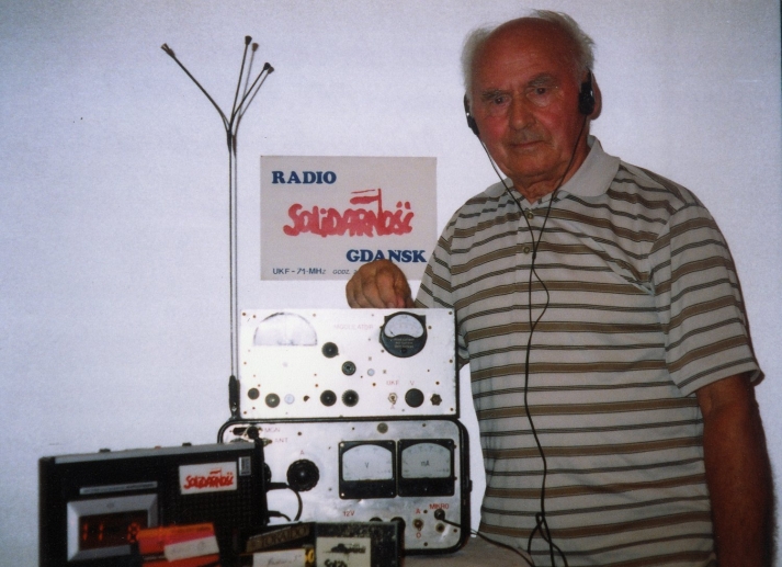 Fot. Ze zbiorów AKKS sygn. 347/145 – Mieczysław Wędrowski z nadajnikiem radiowym (2010r).