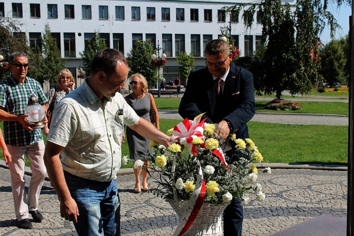 Legnicka &quot;Solidarność&quot; obchodzi urodziny. Kwiaty dla papieża