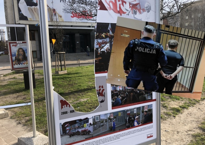 Zatrzymano trzech sprawców, którzy zniszczyli wystawę Solidarności poświęconą Papieżowi!