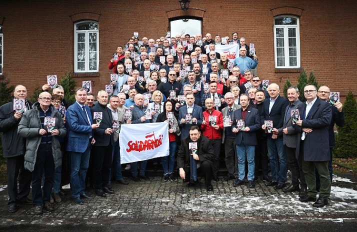 Członkowie Komisji Krajowej z kartkami pocztowymi dedykowanymi białoruskim opozycjonistom