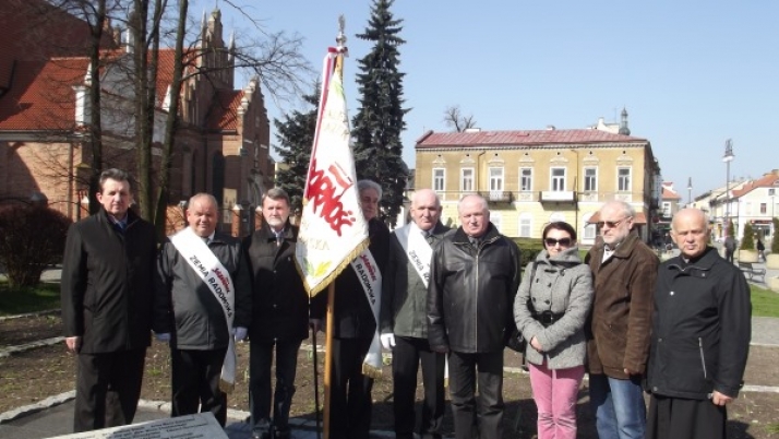 &quot;Solidarność&quot; pod pomnikiem Lecha i Marii Kaczyńskich w Radomiu