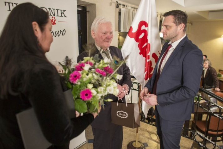 Redaktor naczelny „Tygodnika Solidarność” Michał Ossowski z sekretarz redakcji Beatą Rojek podczas laudacji