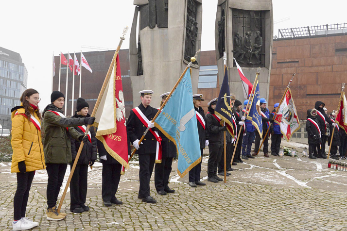 Nad stocznią sztandar z czarną kokardą w 52 rocznicę grudniowej masakry
