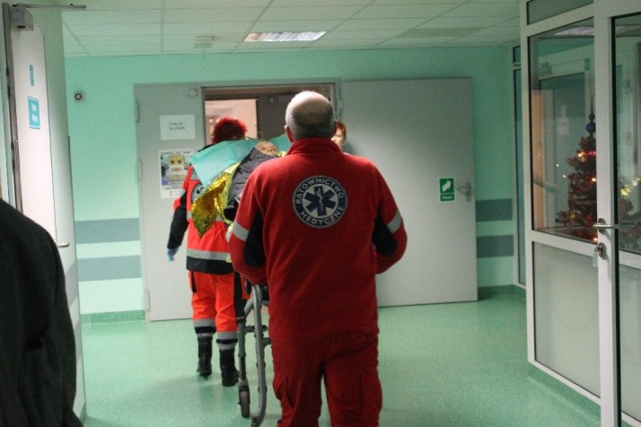 Lekarze i ratownicy na oddziałach ratunkowych pracują bez chwili wytchnienia