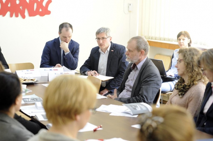 Publiczne przetargi bez klauzul społecznych