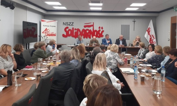 &quot;Razem jesteśmy potężną siłą&quot;. Pracownicy DPS-ów walczą o lepsze warunki pracy