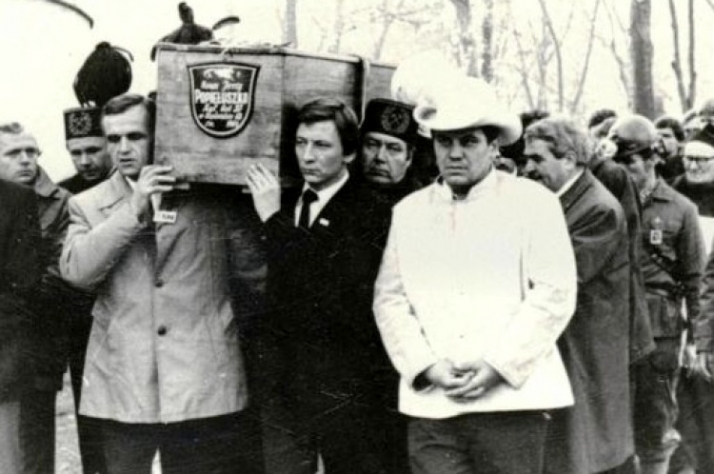 Waldemar Chrostowski (z lewej) niesie trumnę z ciałem ks. Jerzego Popiełuszki