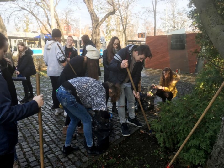 Młodzież opiekuje się tablicą &quot;Solidarności&quot;