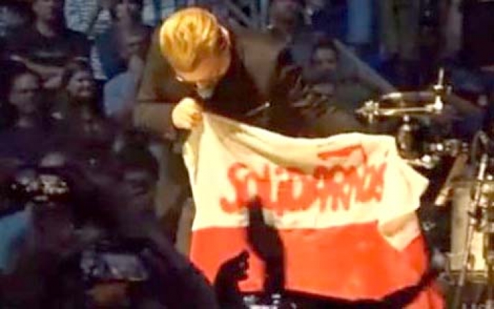 Piękny gest lidera U2. Bono ucałował flagę &quot;Solidarności&quot;