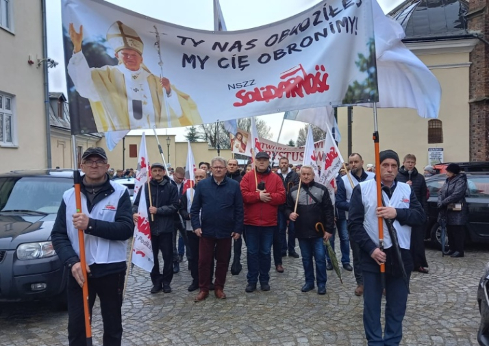 &quot;Marsz w obronie świętości życia i dobrego imienia św. Jana Pawła II&quot; przeszedł ulicami Krosna