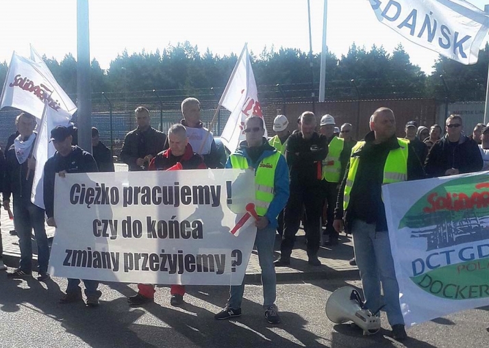 Pikieta przed DCT Gdańsk SA w trosce o bezpieczeństwo w pracy