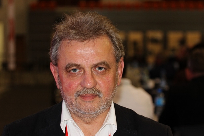 Trzy strony dialogu powinny być równe