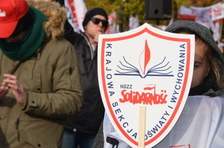 Oświatowa „S”: Nie można dowolnie interpretować prawa oświatowego wymuszając pracę nauczycieli bez wynagrodzenia