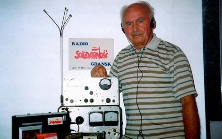Mieczysław Wędrowski z radiostacją