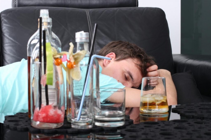 Młodzi Polacy smutki topią w alkoholu i narkotykach