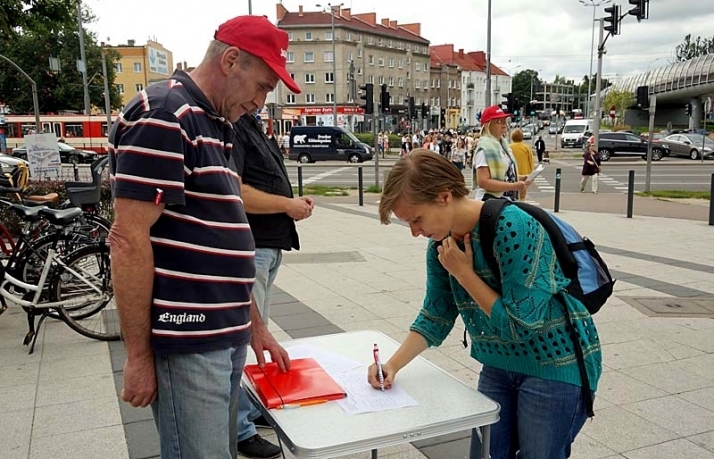 Nowe podpisy za projektem ograniczenia handlu w niedziele
