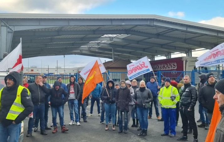 300 osób protestowało przeciw próbie zwolnienia przewodniczącego &quot;S&quot; IKEA Industry Lubawa