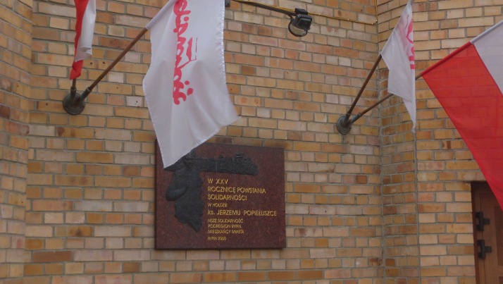 fot. Tablica poświęcona ks. Jerzemu na murach kościoła Najświętszego Serca Jezusa w Rypinie