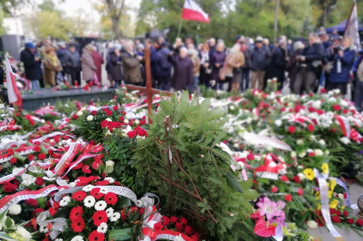 Ostatnia droga Kornela Morawieckiego. Marszałek senior spoczął na Powązkach