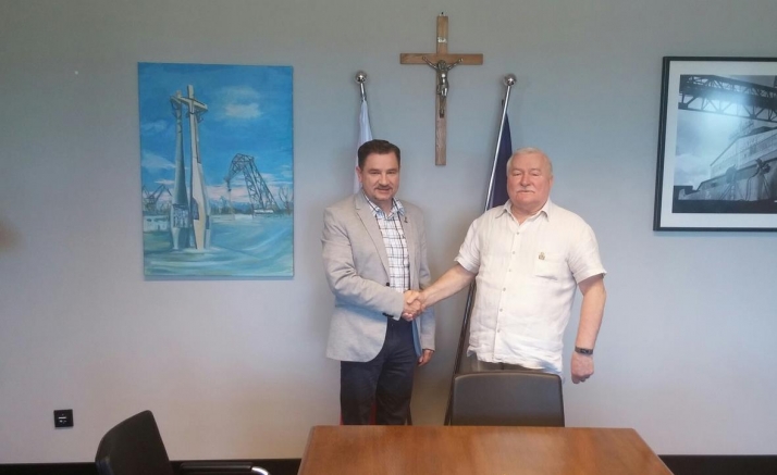 http://www.wykop.pl/ludzie/lechwalesa/