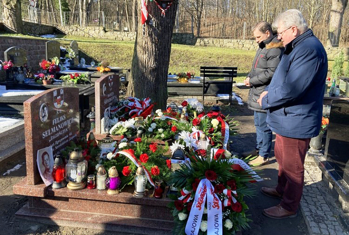 Ku czci Żołnierzy Wyklętych. Delegacja Solidarności na grobach „Inki” i „Zagończyka”