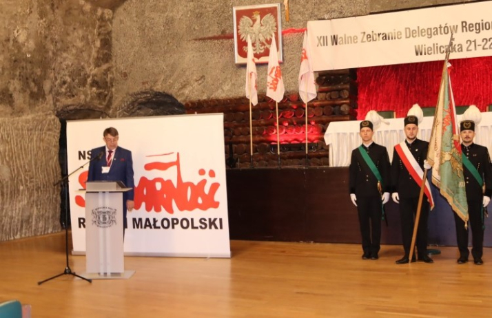 „Dzięki determinacji Solidarności ludzie pracy mogą godnie żyć”. W Kopalni Soli „Wieliczka” odbywa się XII WZD małopolskiej „S”