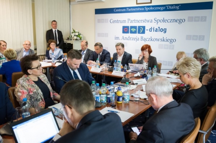 Rada Dialogu Społecznego o problemach pielęgniarek i płacy minimalnej