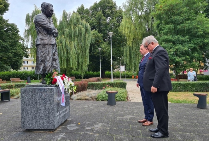Obchody Sierpnia &#039;80. Gdańsk: Złożenie kwiatów pod pomnikiem Anny Walentynowicz