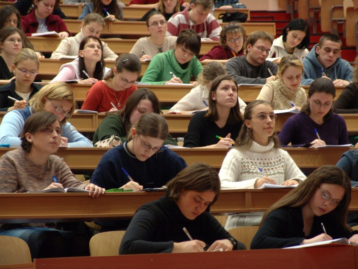 Wysoka cena komercjalizacji studiów. W USA