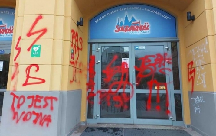Aborcjonistyczni bojówkarze zniszczyli elewację siedziby dolnośląskiej &quot;Solidarności&quot;