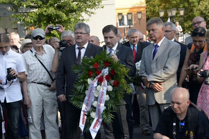 Delegacja Komisji Krajowe NSZZ &quot;Solidarność&quot; na uroczystym odsłonięciu pomnika Anny Walentynowicz. Od lewej: zastępca przewodniczącego Tadeusz Majchrowicz, przewodniczący Piotr Duda, były przewodniczący Marian Krzaklewski