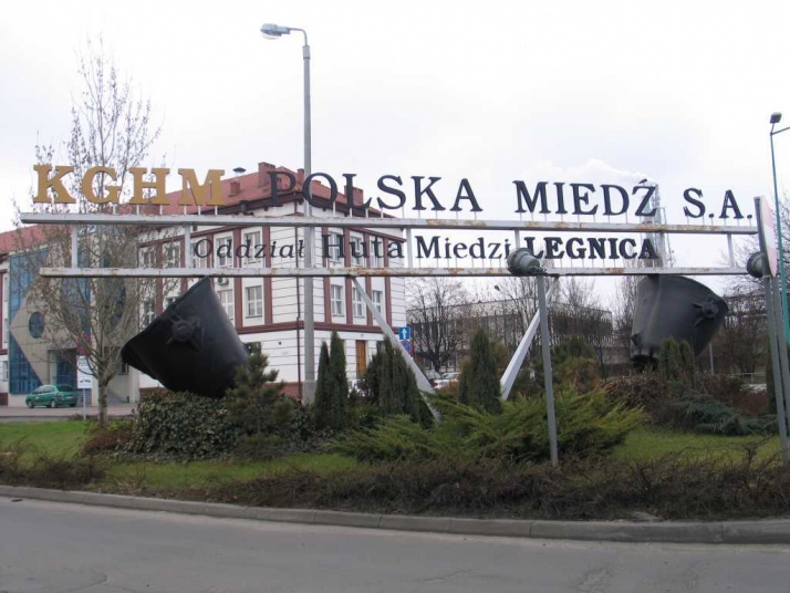 Miedziowy koncern zmienia nazwę. Jest protest