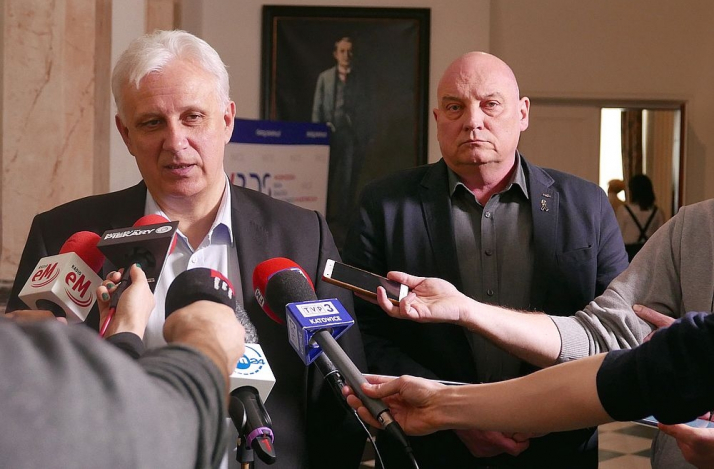 Niespójny przekaz rządu, strona społeczna domaga się konkretów