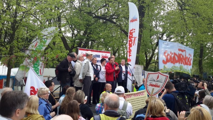 „Nie dialog, tylko szantaż”. Nauczyciele manifestowali pod kancelarią premiera