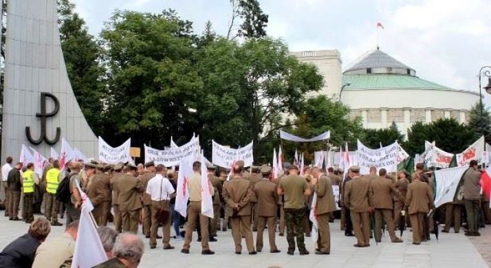 Leśnicy zaprotestowali. Lasy Państwowe jednak nie wejdą do spółki Polskie Domy Drewniane