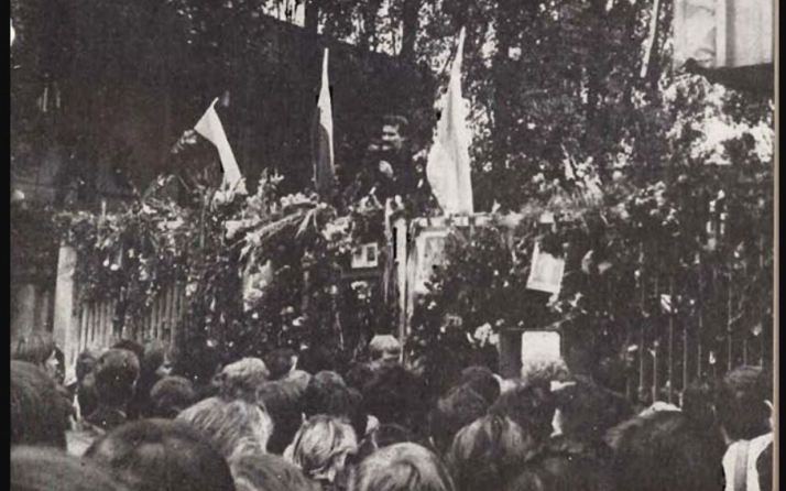 Brama nr 2 Stoczni Gdańskiej im. Lenina podczas strajku. Przemawia Lech Wałęsa - Wikipedia domena publiczna