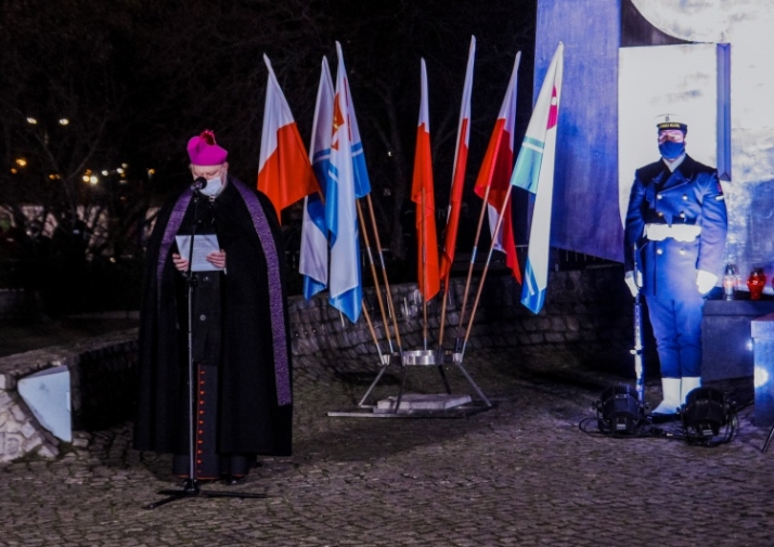 Bp Wiesław Szlachetka przemawiający na obchodach 50. rocznicy Grudnia &#039;70 w Gdyni