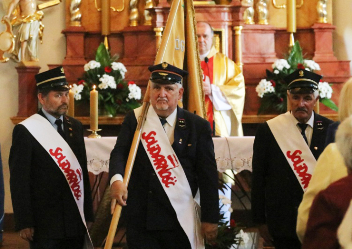 Solidarność modliła się w rocznicę Mszy prymicyjnej bł. ks. Popiełuszki w Parszowicach
