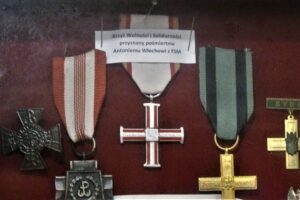 Krzyż Wolności i Solidarności jako wotum dziękczynne
