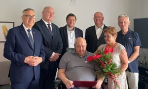Lipiec 2021: Ryszard Fiut z żoną Haliną i uczestnikami uroczystości wręczenia mu Medalu 100-Lecia Odzyskanej Niepodległości.