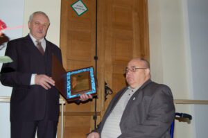 Luty 2007: Ryszard Fiut przyjmuje dyplom "Zasłużonego dla Solidarności Podbeskidzia" z rąk Kazimierza Grajcarka