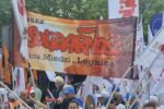 Hutnicy na ulicach Warszawy. „Wszyscy jesteśmy pod ścianą”