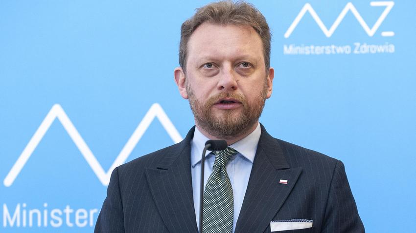 Minister Zdrowia odpowiada, że powierzchnia całkowita sklepu nie może być zastosowana przy liczeniu klientów przebywających jednocześnie w sklepie. Limit Klientów uzależniony jest od powierzchni na której odbywa się handel czy prowadzone są usługi. W konsekwencji nie można zaliczyć do niej np. powierzchni magazynowej, biurowej czy zaplecza socjalno-administracyjnego obiektu. Z naszej obserwacji wynika, że wiele podmiotów zastosowało przelicznik limitu klientów uwzględniając całkowitą powierzchnię sklepu, a nie powierzchnie handlową.
