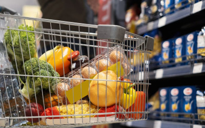 Praca w handlu przestaje być pewniakiem. „Sklepy chcą zrobić z ludzi roboty”